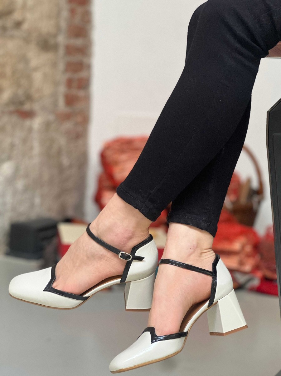 Online La Gatta Con Gli Stivali Degas Talco Decollete With 6 Cm Heel Open On The Sides With White And Black Strap Lagattaconglistivali